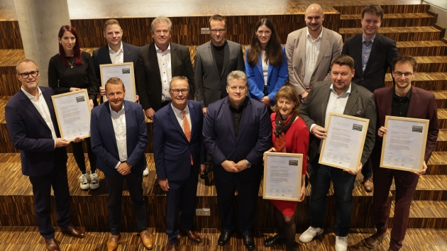 Fünf Unternehmen für vorbildlichen Klimaschutz ausgezeichnet - Vordere Reihe (v.l.): Nils Rosenbaum (Stabilo), Olaf Kipp (Veolia), Jörg Schmidt (Klimaschutz-Unternehmen e. V ), Carsten Träger (Parlamentarischer Staatssekretär beim Bundesumweltministerium) Sylke Freudenthal (Veolia), Jochen Engmann (We-Ee Leuchten) und Dr. Andre Hirsch (Argus Additive Plastics); Hintere Reihe (v.l.): Nadja Wagner (Stabilo), David Tenostendarp (Spaleck), Prof. Dr. Ing. Jens Hesselbach, Markus Mettler, Annika Roth und Philipp Andree (alle Klimaschutz-Unternehmen e. V.) sowie Sascha Hirsch (Argus Additive Plastics) - Quelle: Klimaschutz-Unternehmen e. V.